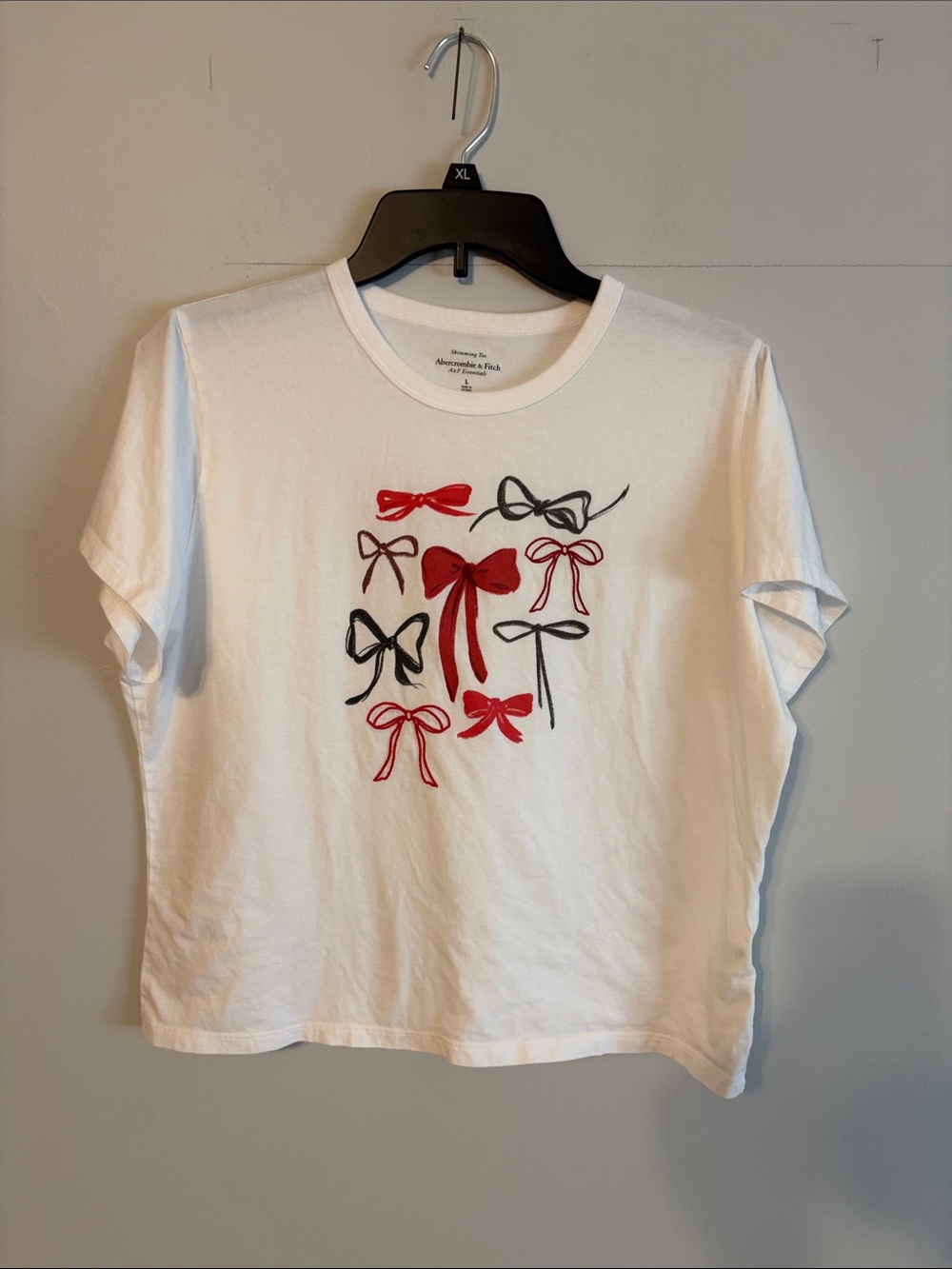 Abercrombie & Fitch White Tee with Red and Black Bow Print. Ladies/JR.  Large.